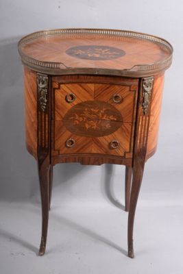 l'image d'une petite table en bois munie d'un tiroir