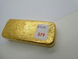 un lingot d'or muni d'une étiquette indiquant son prix
