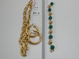 deux bijoux posés sur une table