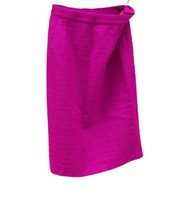 une jupe rose suspendue à une corde à linge sur fond blanc