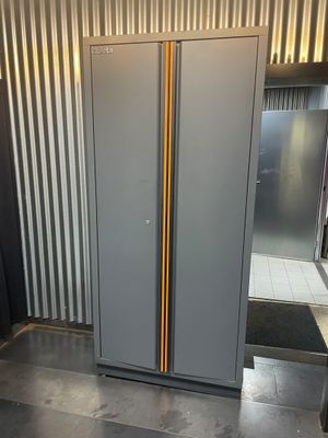 une armoire métallique avec une bande jaune sur la porte