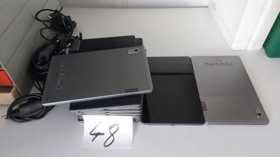 deux ordinateurs portables posés l'un sur l'autre sur une table