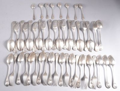 beaucoup de cuillères en argent et de cuillères à soupe sur la table