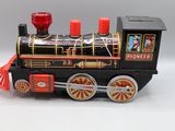 un petit train posé sur une surface blanche