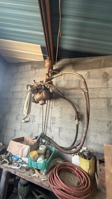 une image représentant une pièce dans laquelle se trouvent de nombreux outils