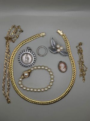 beaucoup de bijoux en or et en argent sur une table