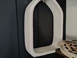 une étagère blanche sur laquelle est posée une couverture à imprimé léopard