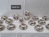 une table blanche sur laquelle sont posées plusieurs tasses et soucoupes