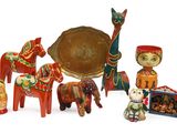 un grand nombre de figurines posées sur une table