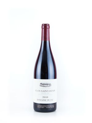 gros plan d'une bouteille de vin sur fond blanc