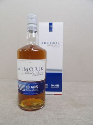 l'image d'une bouteille de whisky posée à côté d'une boîte