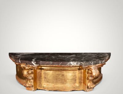 une table basse en marbre noir et doré sur fond blanc