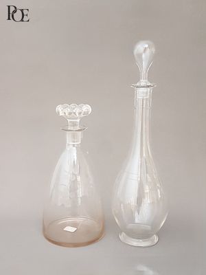 deux vases en verre posés l'un à côté de l'autre sur une table