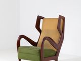 une image représentant une chaise verte et jaune dans une pièce blanche