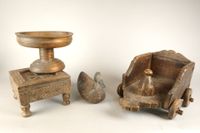Petite table basse en bois sculpté de rosaces et feuillage, …