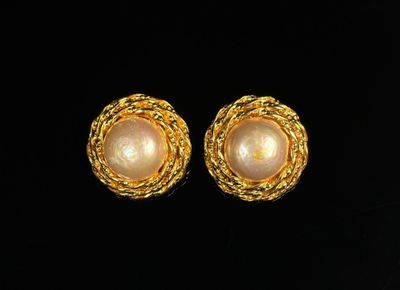 ANONYME. Paire de CLIPS d'OREILLE de forme circulaire Centré…