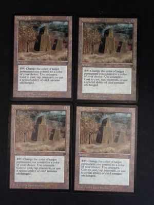 quatre cartes sur lesquelles figure, au centre, l'image d'un bâtiment
