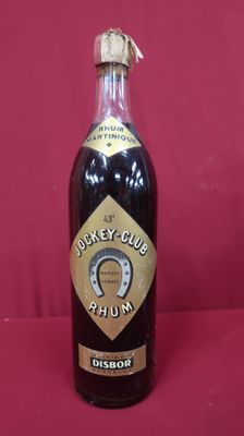 l'image d'une bouteille d'alcool posée sur une table