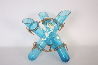 quatre vases en verre bleu empilés les uns sur les autres