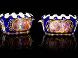 une paire de vases bleus et dorés ornés de portraits