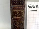 un livre posé sur une table à côté d'une feuille de papier