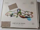 un circuit de train miniature dans la boîte posée sur la table