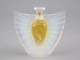 une image représentant un vase en verre contenant une fleur jaune