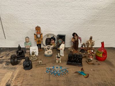de nombreuses figurines qui sont toutes ensemble sur la table
