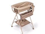 une table à langer sur laquelle se trouve un bébé