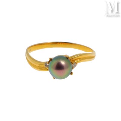 Gros plan sur une bague ornée d'une perle