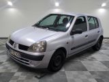 la photo d'une petite voiture argentée garée dans un garage