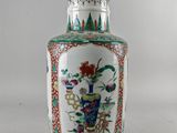 un vase orné d'un motif représentant un oiseau et des fleurs