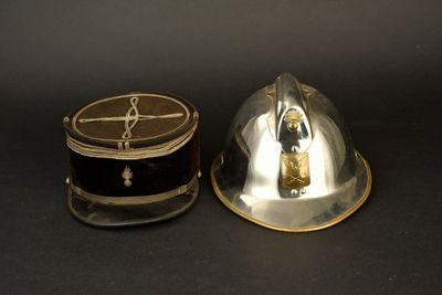 paire de chapeaux plaqués argent avec des garnitures noires et dorées