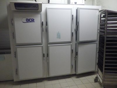 de nombreux réfrigérateurs installés dans une cuisine comportant de nombreuses portes