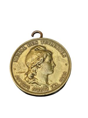 Gros plan sur une pièce d'or ornée d'une tête de femme