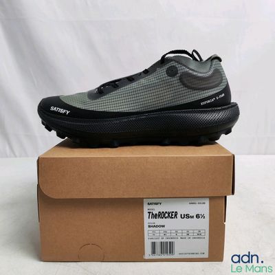 un gros plan d'une boîte sur laquelle est posée une paire de chaussures