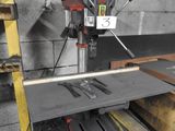 une machine posée sur une table dans une pièce
