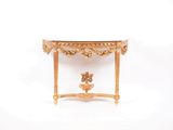 une petite table ornée d'un motif doré