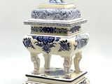 une boîte en porcelaine bleue et blanche surmontée d'un lion