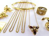 beaucoup de bijoux en or sur une table blanche