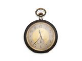 une horloge accrochée au mur sur le mur
