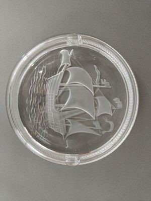 une plaque de verre représentant un bateau, posée sur une table