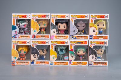 six figurines Funko Pop en vinyle différentes, présentées dans une vitrine