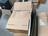 un grand nombre de cartons posés sur le sol