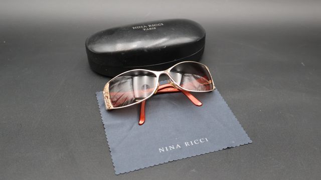 NINA RICCI – Paire de lunettes de soleil avec boîte. Sans correct...