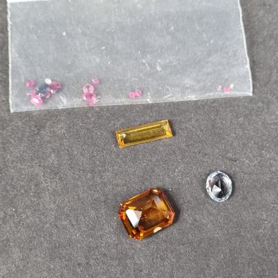 Lot de pierres fines sur papier : 2 pierres jaune une taille…