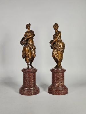 paire de figurines anciennes en bronze représentant une femme et un enfant