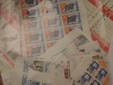un sac rempli de timbres posé sur une table