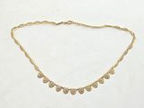 un collier en or avec des cœurs suspendus à une chaîne, sur fond blanc