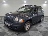 une photo d'une jeep bleue garée dans un garage